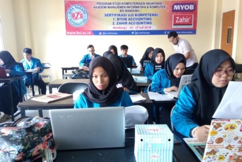 Mahasiswa AMIK BSI Bandung mengikuti uji sertifikasi Kompetensi Zahir.