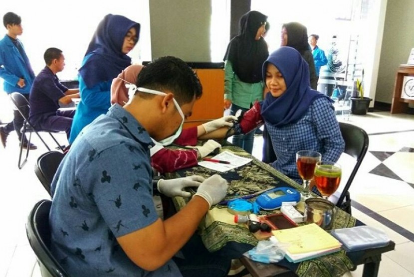 Mahasiswa AMIK BSI Bogor melakukan tes kesehatan untuk menjadi pendonor darah. 