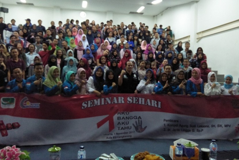 Mahasiswa AMIK BSI Jakarta kampus Cangkareng antusias menikuti seminar bahaya HIV/AIDS. 