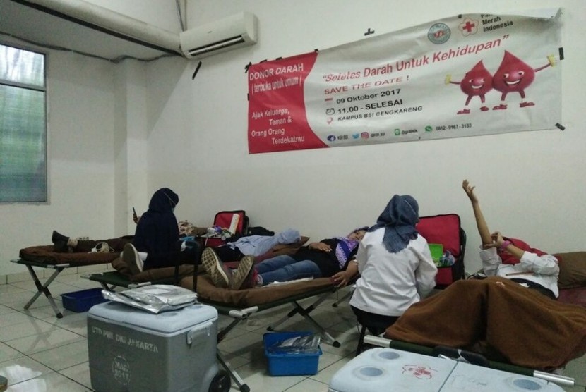Mahasiswa AMIK BSI Jakarta kampus Cengkareng melaksanakan donor darah. 