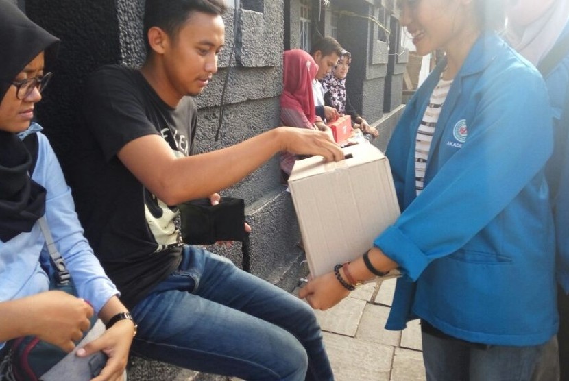 Mahasiswa AMIK BSI Jakarta melakukan penggalangan dana untuk membantu korban banjir dan tanah longsor di Yogyakarta.