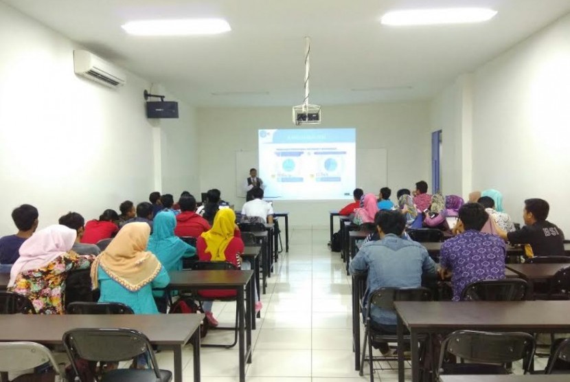 Mahasiswa AMIK BSI Karawang Kampus Cikampek mendapat pembekalan mengenai penggunaan media sosial secara bijak. 