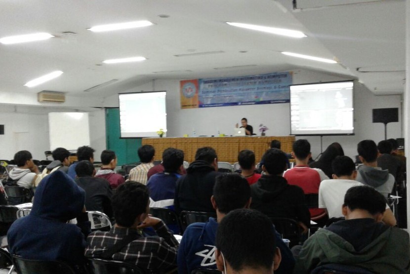 Mahasiswa AMIK BSI mendengarkan pembicara dengan seksama pada workshop pembuatan animasi dan game. 