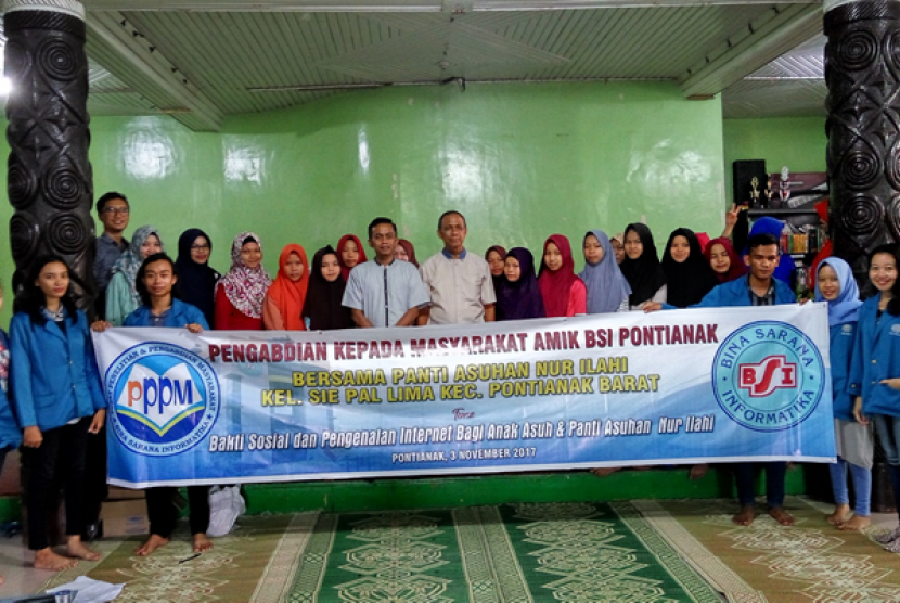 Mahasiswa AMIK BSI Pontianak melaksanakan kegiatan pengabdian pada masyarakat di Panti Asuhan Nur Ilahi Pontianak, 3-5 November 2017. 