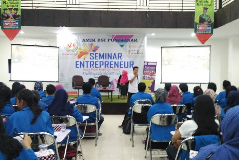 Mahasiswa AMIK BSI Pontianak mengikuti seminar kewirausahaan.