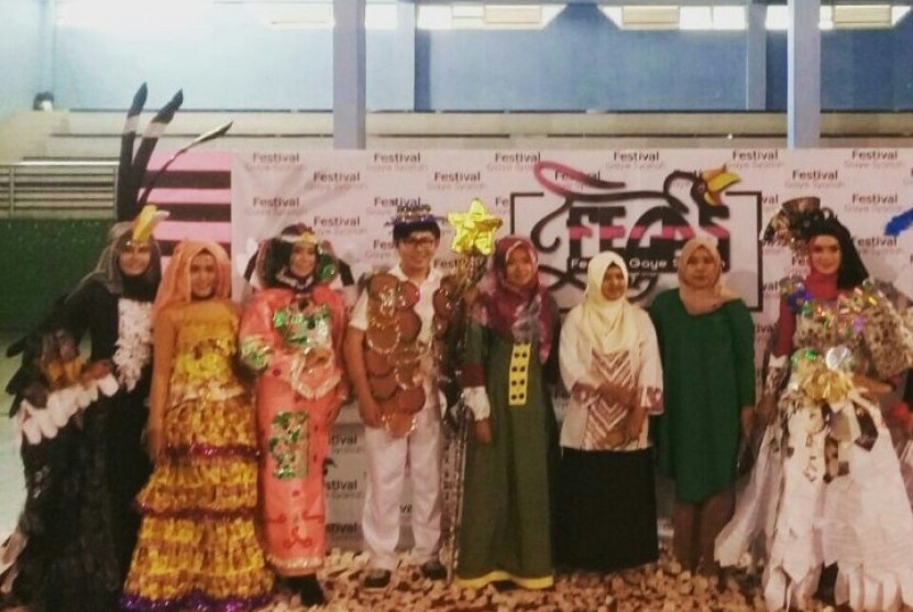 Mahasiswa AMIK BSI Pontianak menjuarai Festival Costume Creative 2017. 