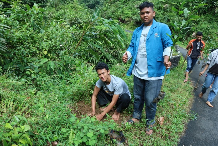 Mahasiswa AMIK BSI Purwokerto menanam pohon akasia di Desa Sirau, Purbalingga, Jawa Tengah.