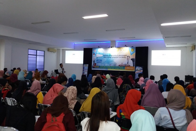 Mahasiswa AMIK BSI Purwokerto menghadiri seminar pembekalan karir, Kamis (24/11/2016).