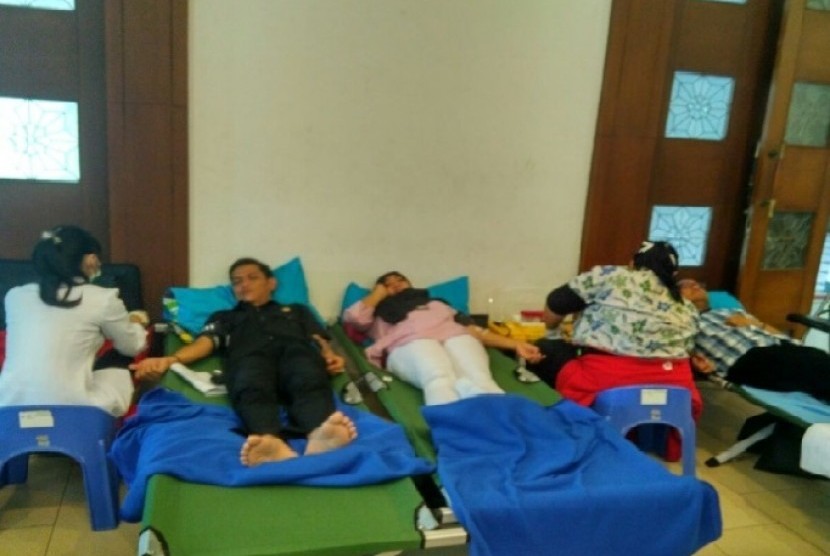 Mahasiswa AMIK BSI Tangerang Kampus BSD gelar aksi donor darah. 