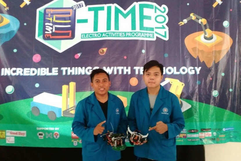 Mahasiswa AMIK BSI Tangerang menjuarai kontes robotika antar-universitas.
