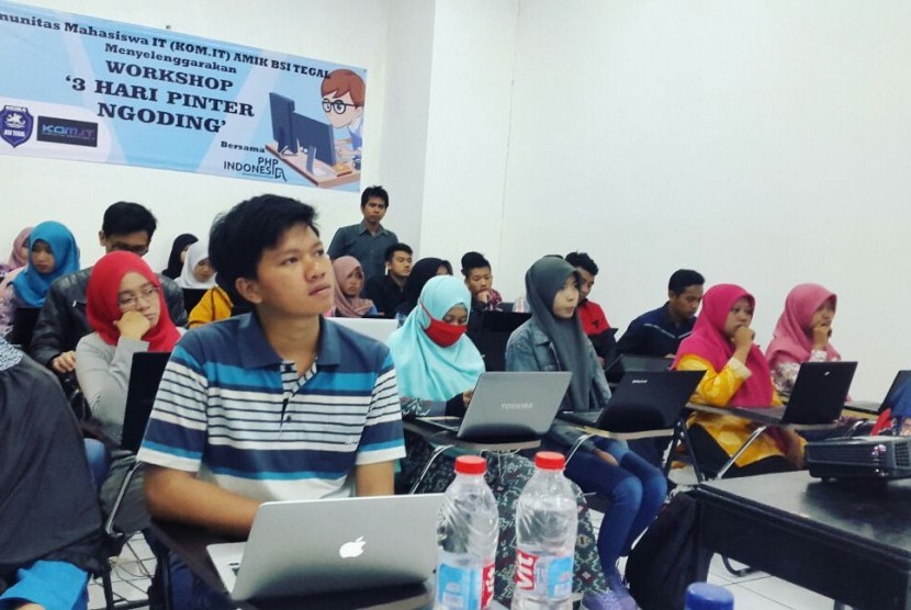 Mahasiswa AMIK BSI Tegal antuasias mengikuti workshop mengenai pemrograman.