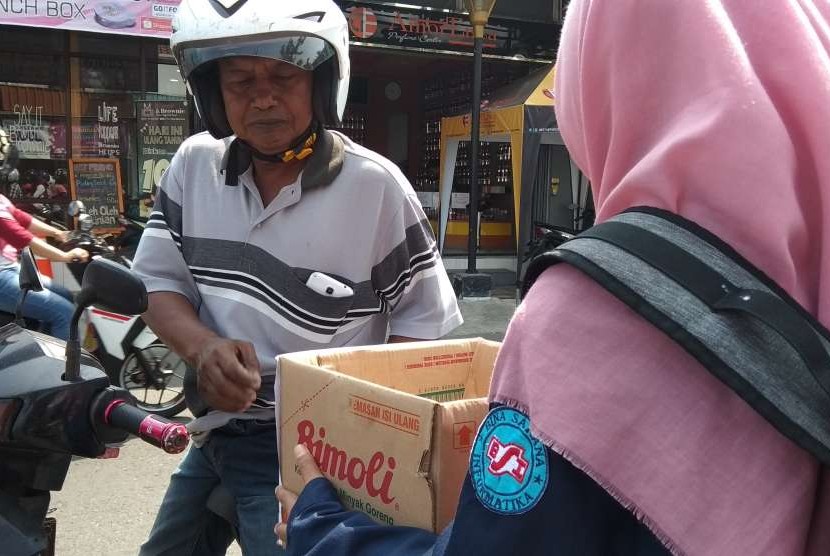 Mahasiswa AMIK BSI Tegal melakukan kegiatan penggalangan dana bagi korban gempa Lombok.