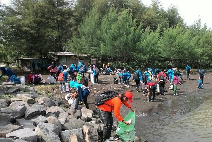 Mahasiswa AMIK BSI Tegal membersihkan pantai Puri Segara Suci.