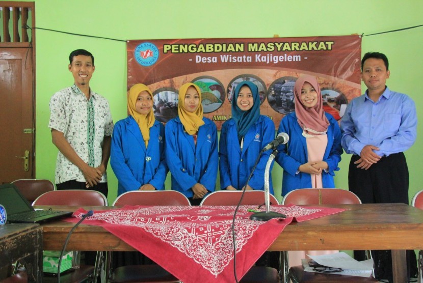 Mahasiswa AMIK BSI Yogyakarta melakukan pengabdian masyarakat di Desa Wisata Kajigelem, Yogyakarta.  