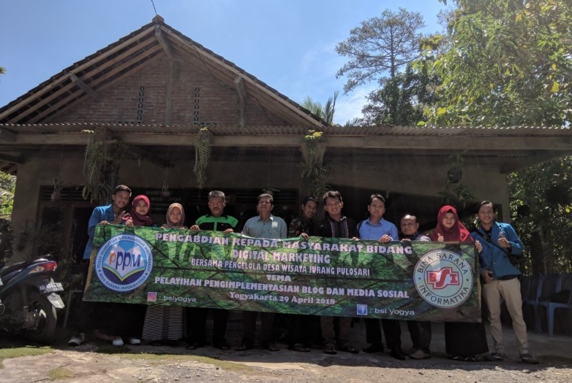 Mahasiswa AMIK BSI Yogyakarta memberikan pelatihan digital marketing kepada masyarakat Desa Wisata Jurang Pulosari, Bantul. 