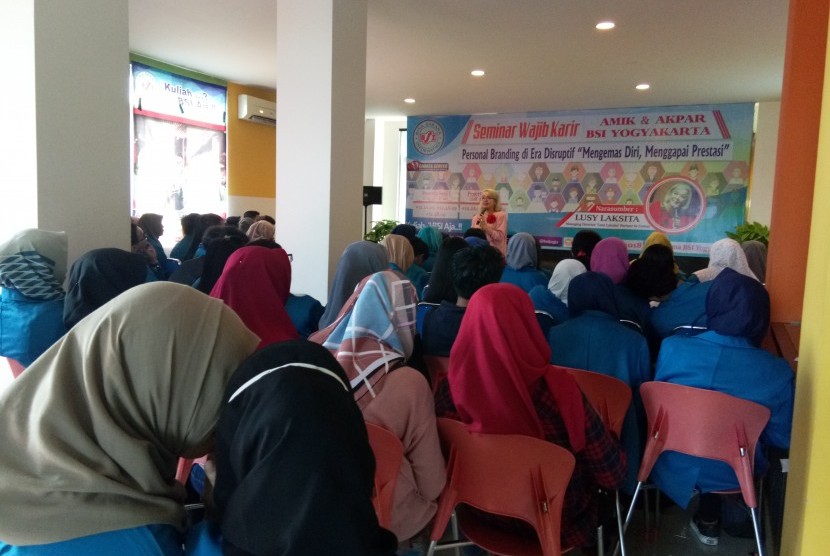 Mahasiswa AMIK dan AKOM BSI Yogyakarta mengikuti seminar personal branding.