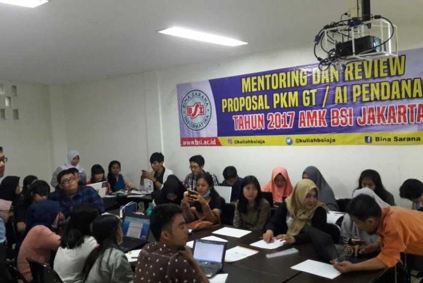 Mahasiswa AMK BSI Jakarta mengikuti pengarahan dan ulasan  proposal PKM GT dan PKM AI. 