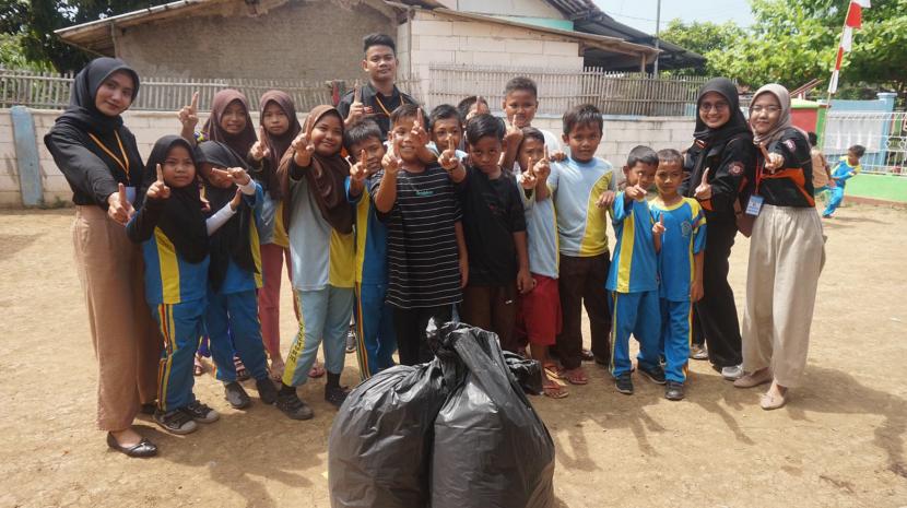Mahasiswa anggota HIMA IP Unsika bersama siswa SD SDN Jayamakmur, Desa Jayamakmur, Kecamatan Jayakerta usai membersihkan sampah dalam program Go-Village.