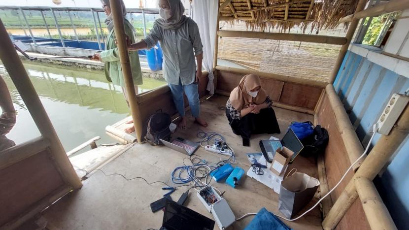 Mahasiswa anggota Tim Pengabdian kepada Masyarakat (PkM) Universitas YARSI memberikan pelatihan pemanfaatan aplikasi pemantauan kualitas air dan keamanan berbasis Internet of Things (ioT) di area budi daya ikan hias, Desa Ciseeng, Kabupaten Bogor (30/9). 