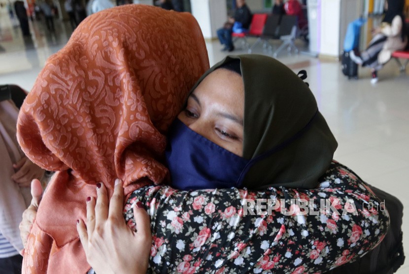 Mahasiswa asal Aceh yang kuliah di Wuhan Hayatul Hikmah (kanan) yang telah melewati masa karantina dan observasi Coronavirus Disease (COVID-19) selama 14 hari di Natuna, Kepulauan Riau tiba di terminal Bandara Internasional Sultan Iskandar Muda, Aceh Besar, Aceh, (17/2/2020). 