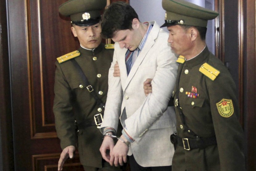 Mahasiswa asal Amerika Serikat, Otto Wambier, ketika hendak menjalani persidangan di Pyongyang, Korea Utara, 16 Maret 2016.