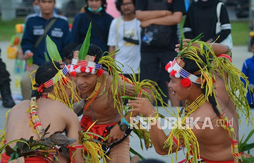 Mahasiswa asal Mentawai beratribut Sikerei (dukun Mentawai) menampilkan Tari Turuk Gou   gou saat aksi kampanye selamatkan hutan Mentawai di Tugu Merpati Perdamaian, Padang, Sumatera Barat, Sabtu (12/2/2022). Mahasiswa bersama Koalisi Penyelamatan Hutan Masa Depan Mentawai menggelar aksi kampanye untuk melindungi ruang hidup masyarakat Mentawai yang masih memanfaatkan alam dan hutan, sekaligus mendesak pihak terkait untuk menghentikan Pemanfaatan Kayu Kegiatan Non Kehutanan (PKKNK) di kabupaten itu.  