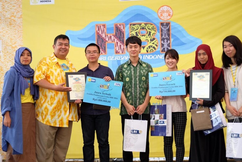 Mahasiswa asing UAD menjadi juara lomba Hari Berbahasa Indonesia di UI.