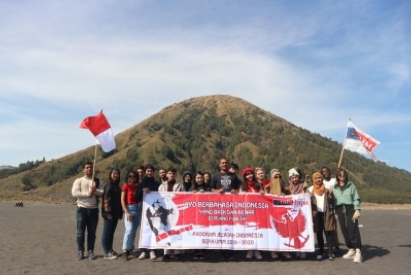 Mahasiswa asing Universitas Muhammadiyah Malang (UMM) mengkampanyekan  penggunaan bahasa Indonesia yang baik dan benar di Gunung Bromo. 