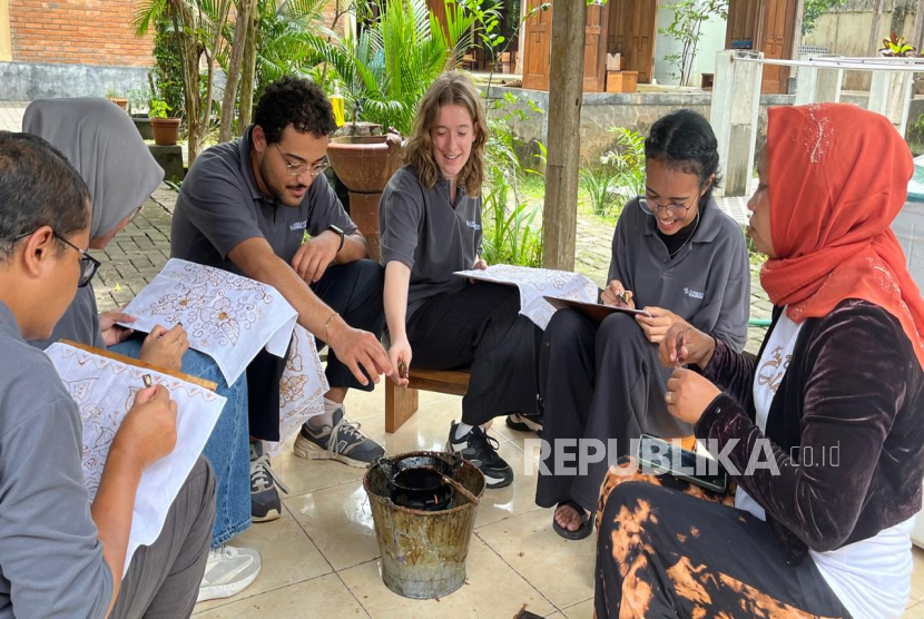 Summer Course FK-KMK UGM Ajak Mahasiswa Asing Membatik sekaligus Pahami K3 di Industri Batik