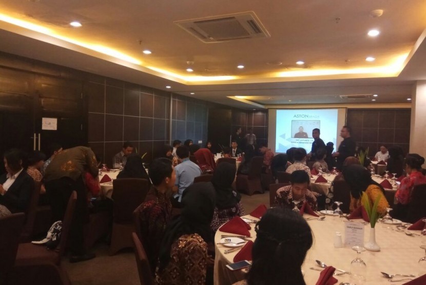 Mahasiswa ASM BSI Bandung antusias mendengarkan penjelasan mengenai table manner. 