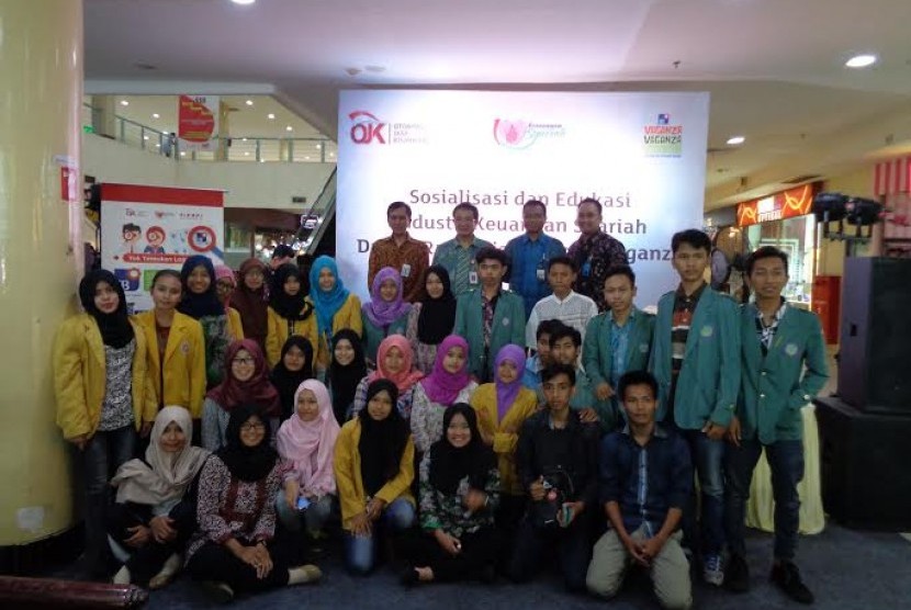 Mahasiswa Banten mengikuti sosialisasi perbankan syariah dalam acara iB Vaganza yang digelar OJK.