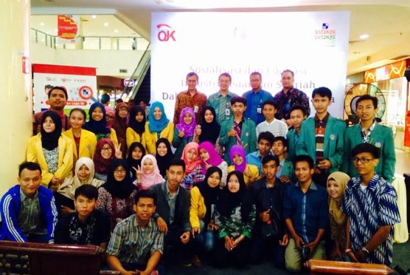 Mahasiswa Banten mengikuti sosialisasi perbankan syariah dalam acara Expo iB Vaganza di Cilegon.