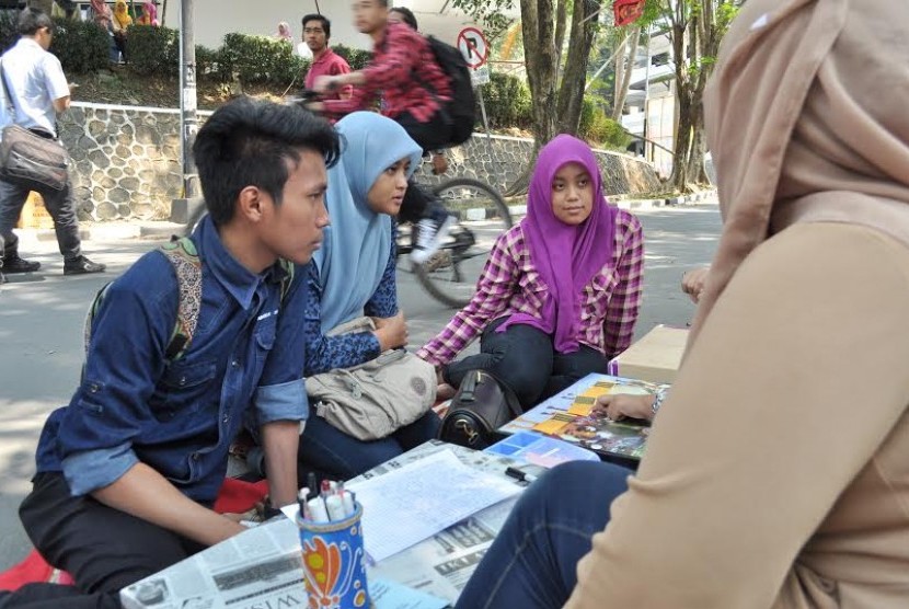 Mahasiswa baru berinteraksi dengan pengurus ormawa