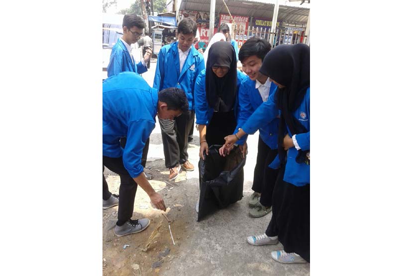 Mahasiswa baru BSI membersihkan lingkungan.