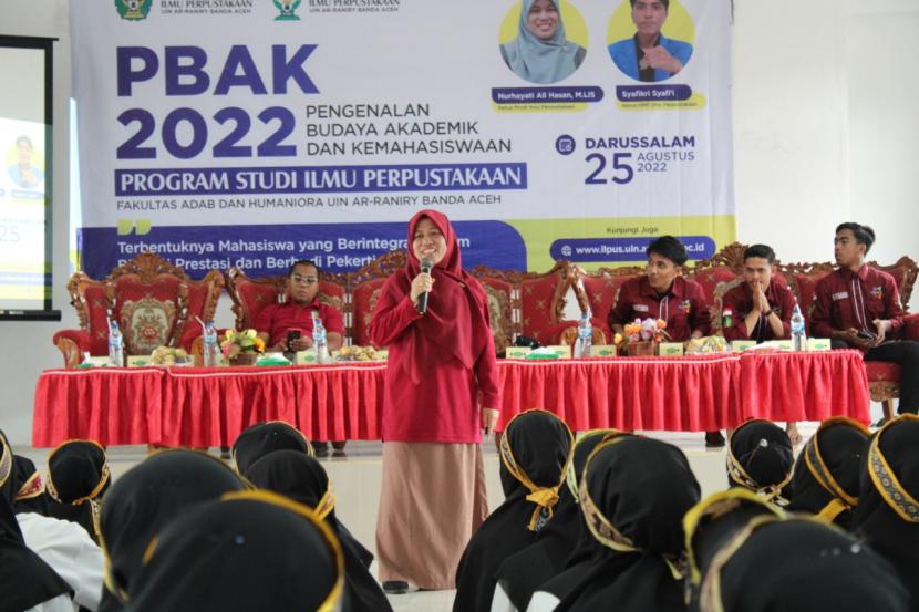 Mahasiswa baru Program Studi Ilmu Perpustakaan UIN Ar-Raniry Banda Aceh diperkenalkan dengan sistem dan layanan di laboratorium prodi tersebut, Sabtu (27/8/2022).