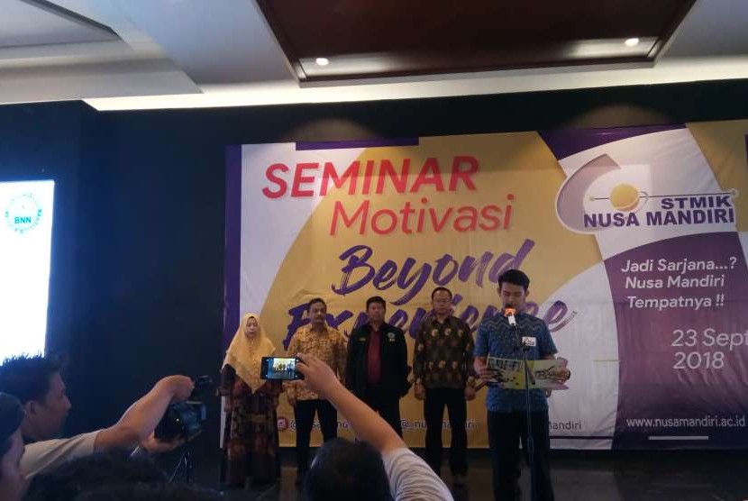 Mahasiswa baru STMIK Nusa Mandiri mendeklarasikan anti narkoba.