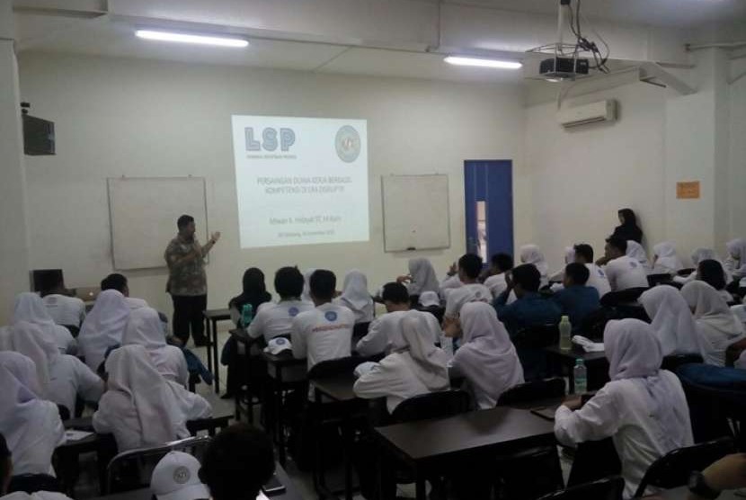 Mahasiswa baru UBSI antusias mengikuti seminar Lembaga Sertifikasi Profesi BSI.
