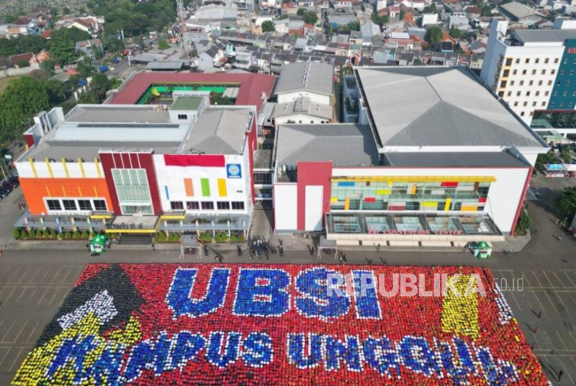 Mahasiswa baru UBSI dibekali motivasi dan inspirasi melalui acara SEMOT 2025 agar mereka mampu menhadapi era digital dan dunia akademik yang sarat tantangan. 