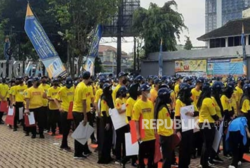 Mahasiswa baru UNM diberi motivasi dan inspirasi agar mampu berpikir lebih besar dan siap mental melalui SERASI 2025.