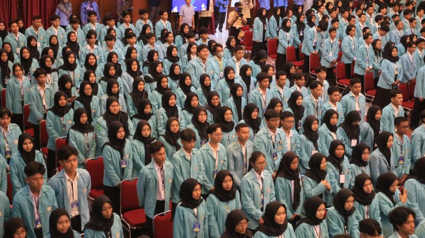 Mahasiswa baru UNS mengikuti acara Pengenalan Kehidupan Kampus bagi Mahasiswa Baru (PKMB) UNS 2024.