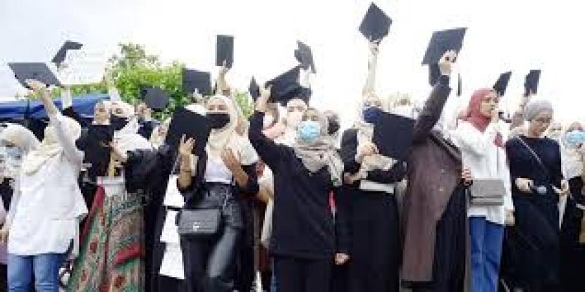 Mahasiswa Belgia tengah menuntut kebolehen pemakaian jilbab,