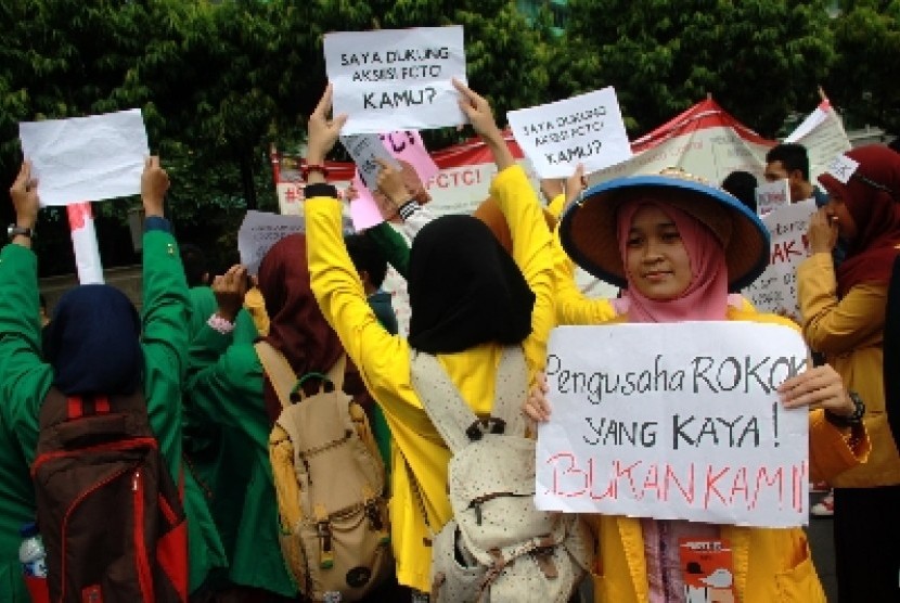 Mahasiswa BEM IM FKM UI menggelar aksi dukungan percepatan aksesi Framework Convention on Tobacco Control (FCTC) untuk Indonesia, Jakarta, Ahad (25/5).