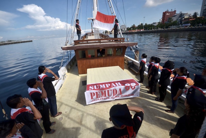 Mahasiswa berbagai kalangan bersama komunitas pemerhati maritim menggelar upacara bendera di atas kapal Pinisi Pusaka Indonesia di Anjungan Losari, Makassar, Sulawesi Selatan, Jumat (28/10). 