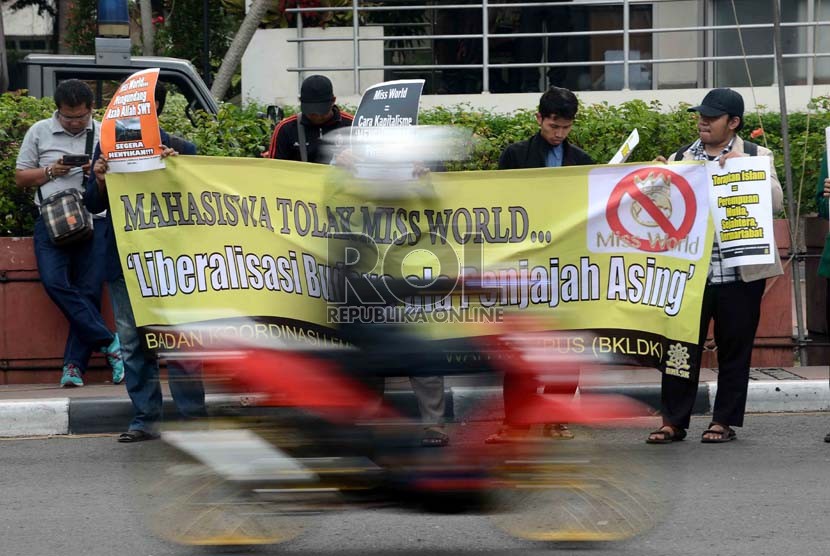  Mahasiswa berunjuk rasa menentang penyelenggaraan Miss World di Indonesia, Jakarta, Rabu (11/9).   (Republika/Agung Supriyanto)
