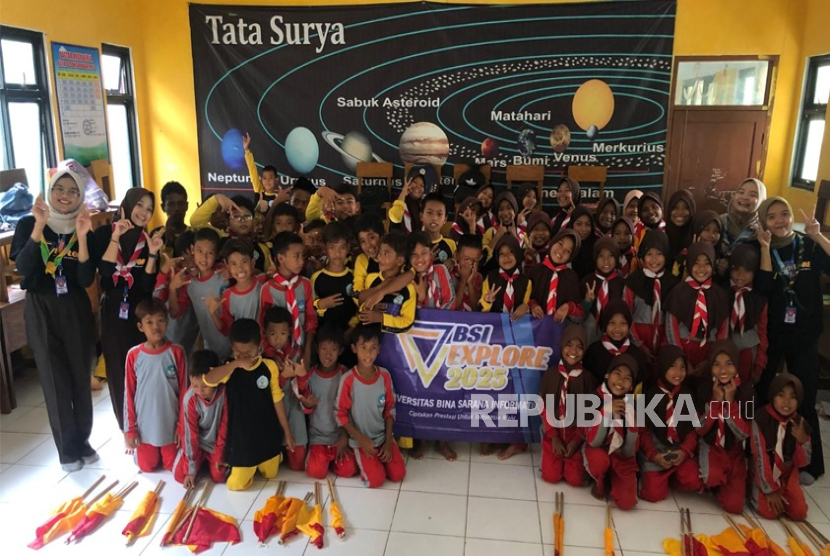 Mahasiswa BSI Explore 2025 dari kelompok 33 menggelar pelatihan ekstrakurikuler Pramuka di SDN Sukakarya 02.