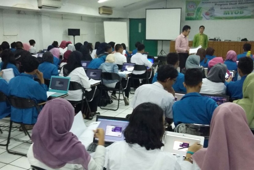 Mahasiswa BSI mengikuti uji kompetensi dan sertifikasi MYOB.