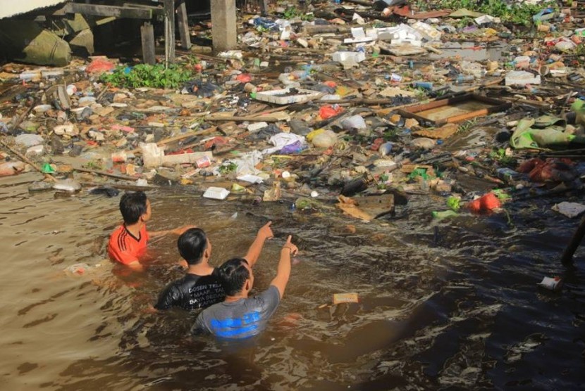 Mahasiswa BSI Novizar Hartadi dan kawan-kawan membersihkan Sungai Kapuas, Pontianak.