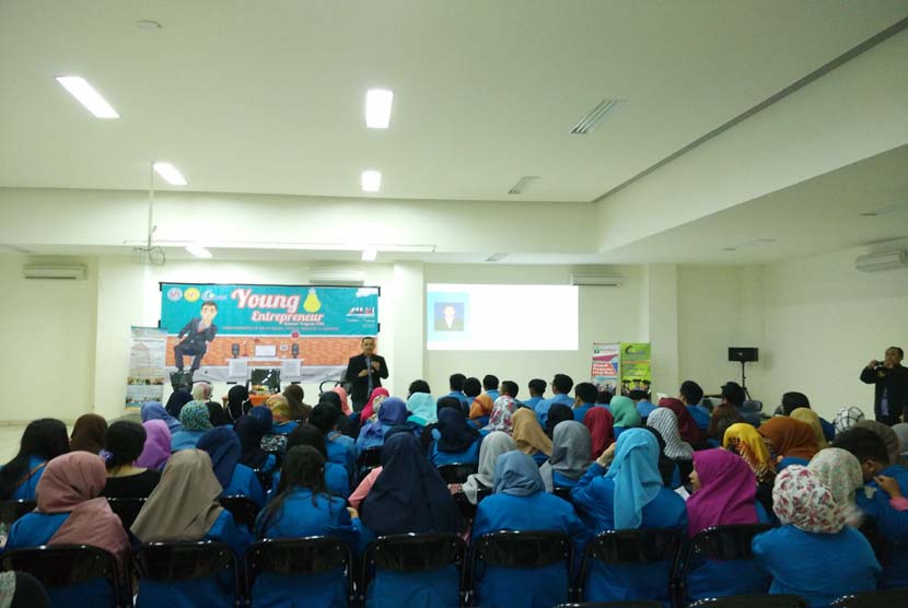Mahasiswa BSI Sukabumi dan  STMIK Nusa Mandiri Sukabumi mendengarkan dengan serius pemaparan tentang  Young Entrepreneur di Sukabumi, Rabu (20/4).Sukabumi