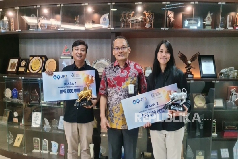 Sapu Bersih Puncak Podium! Mahasiswa Cyber University Dominasi Minibrent Trading Competition JFX-KBI