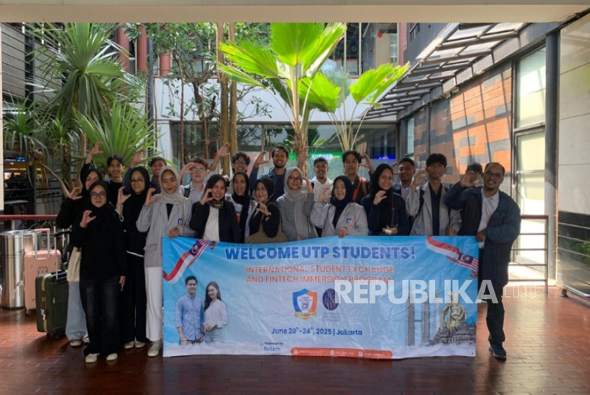 Mahasiswa Cyber University menyambut kedatangan rombongan mahasiswa dari Universiti Teknologi Petronas (UTP), Malaysia di Bandara Internasional Soekarno-Hatta, Jakarta pada Jumat (20/6/2025).
